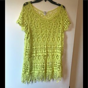 Yellow open-knit top. Great detailing!